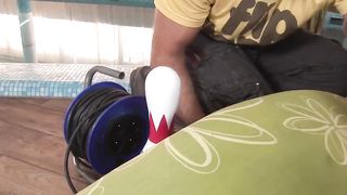 Le fista l'ano e la scopa come una cagna