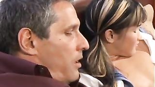 Verginella 18enne cinese scopa col patrigno