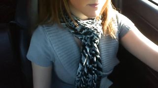 Si fa sditalinare in auto dall'amico