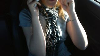 Si fa sditalinare in auto dall'amico