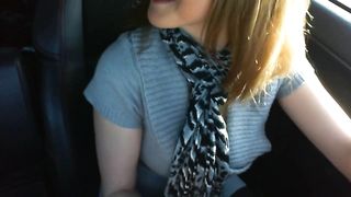 Si fa sditalinare in auto dall'amico