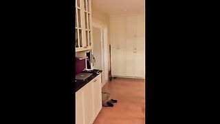 Moglie strafiga succhia il pisello al marito