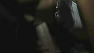 2 ragazze ciucciano il cazzo all'amico che dorme