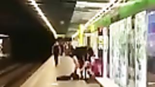 Scopano pubblicamente nella stazione del metrò
