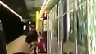 Scopano pubblicamente nella stazione del metrò