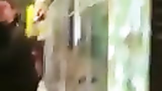 Scopano pubblicamente nella stazione del metrò