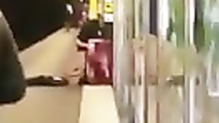 Scopano pubblicamente nella stazione del metrò