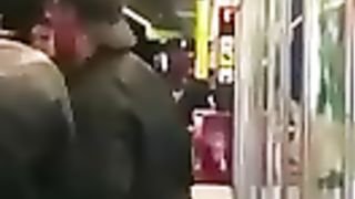 Scopano pubblicamente nella stazione del metrò