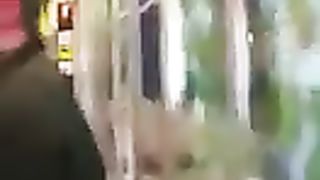 Scopano pubblicamente nella stazione del metrò