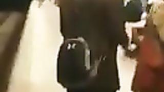 Scopano pubblicamente nella stazione del metrò