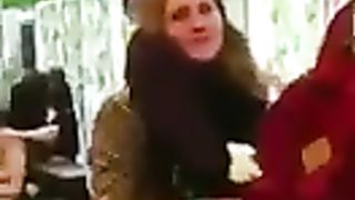 Scopano pubblicamente nella stazione del metrò