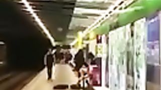 Scopano pubblicamente nella stazione del metrò