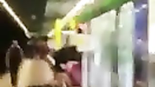 Scopano pubblicamente nella stazione del metrò