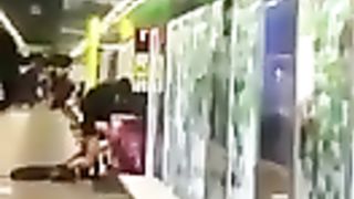 Scopano pubblicamente nella stazione del metrò