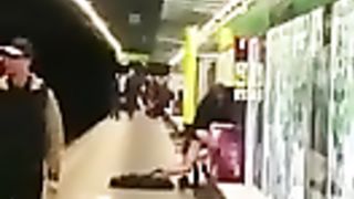 Anteprima del video: Scopano pubblicamente nella stazione del metrò