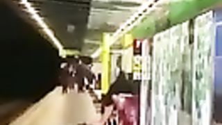 Scopano pubblicamente nella stazione del metrò