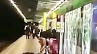 Scopano pubblicamente nella stazione del metrò