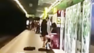 Scopano pubblicamente nella stazione del metrò