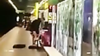 Scopano pubblicamente nella stazione del metrò