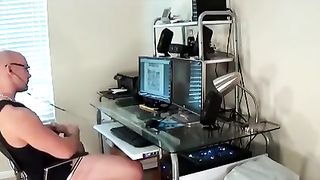 Becca il fratello a segarsi e se lo tromba