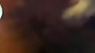 Fa un ditalino alla fidanzata ubriaca per strada