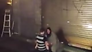 Fa un ditalino alla fidanzata ubriaca per strada