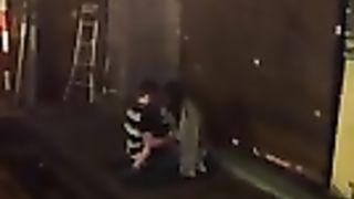 Fa un ditalino alla fidanzata ubriaca per strada