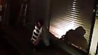 Fa un ditalino alla fidanzata ubriaca per strada