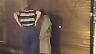 Fa un ditalino alla fidanzata ubriaca per strada