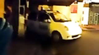 Fa un ditalino alla fidanzata ubriaca per strada