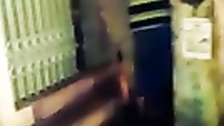 Fa un ditalino alla fidanzata ubriaca per strada