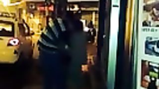 Fa un ditalino alla fidanzata ubriaca per strada