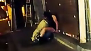 Fa un ditalino alla fidanzata ubriaca per strada