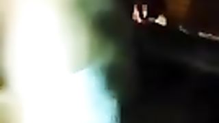 Fa un ditalino alla fidanzata ubriaca per strada