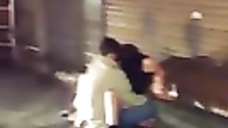 Fa un ditalino alla fidanzata ubriaca per strada