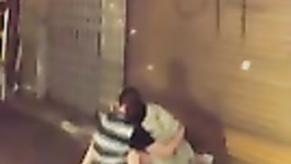 Fa un ditalino alla fidanzata ubriaca per strada