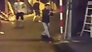 Fa un ditalino alla fidanzata ubriaca per strada