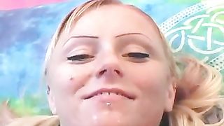 Piccolissima troietta aperta in due