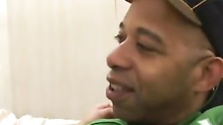 Un cazzo gigante per una 18enne curiosa