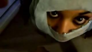 Ragazzina araba sborrata in faccia