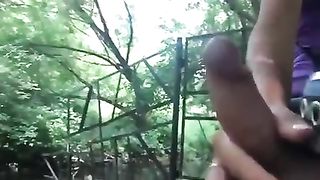 La tipa gli fa una sega al parco pubblico