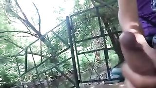 La tipa gli fa una sega al parco pubblico