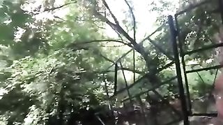 La tipa gli fa una sega al parco pubblico