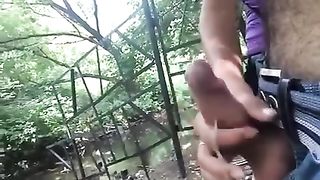 La tipa gli fa una sega al parco pubblico