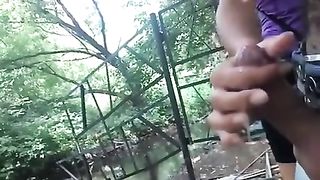 La tipa gli fa una sega al parco pubblico