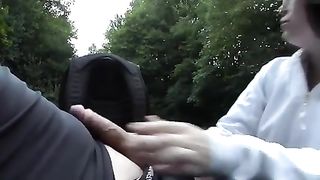 Pompino durante la gita in bicicletta