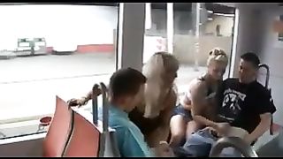 Spompinano due sconosciuti sulla tramvia