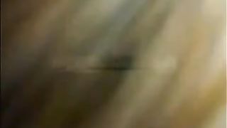 Sbaciucchia e gioca con il cazzone del fidanzatino