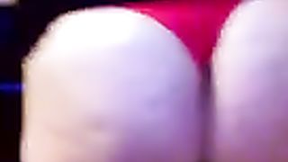 Mia suocera a pecorina sul tavolo della cucina