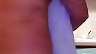 Mia suocera a pecorina sul tavolo della cucina